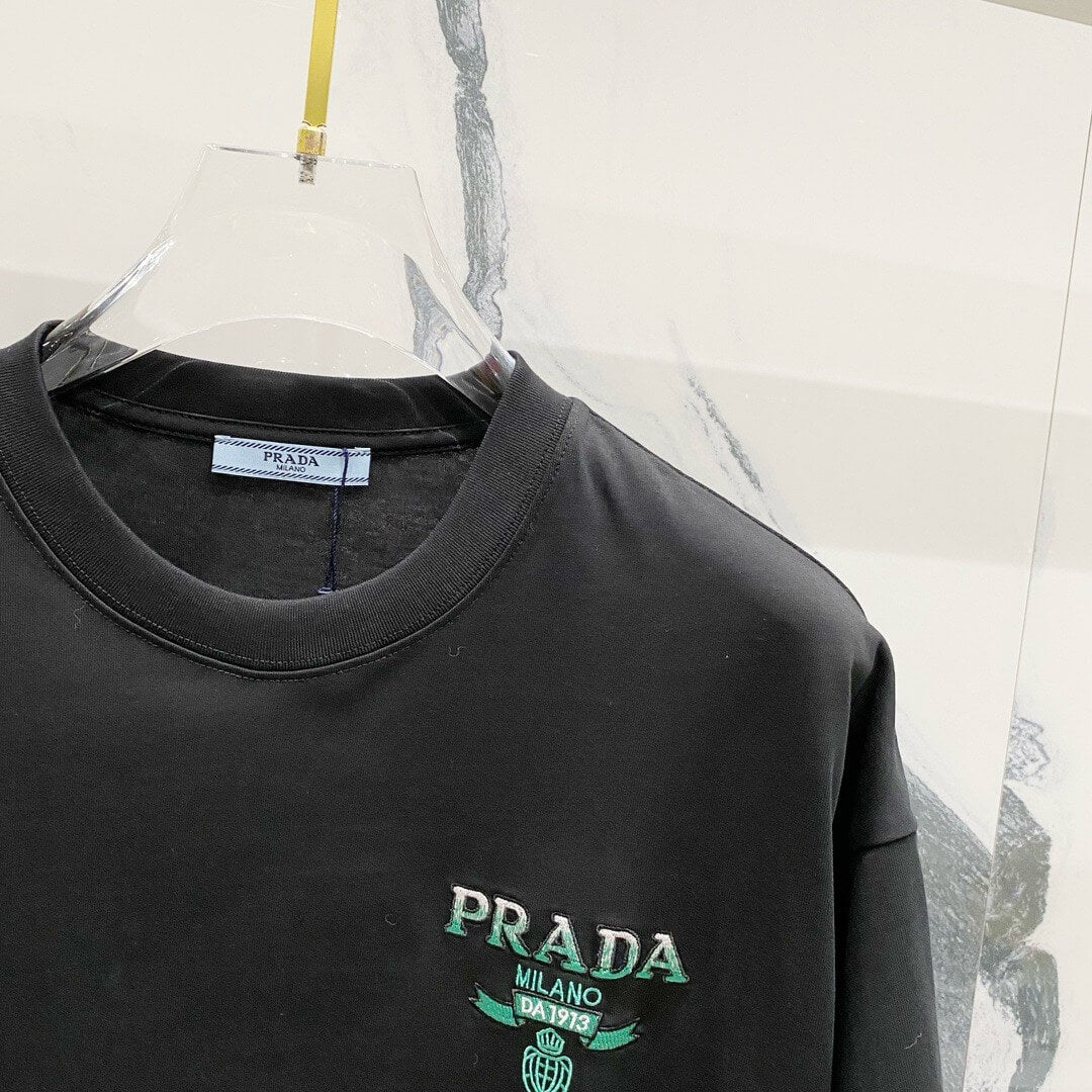 Grünes T-Shirt mit Musterstickerei