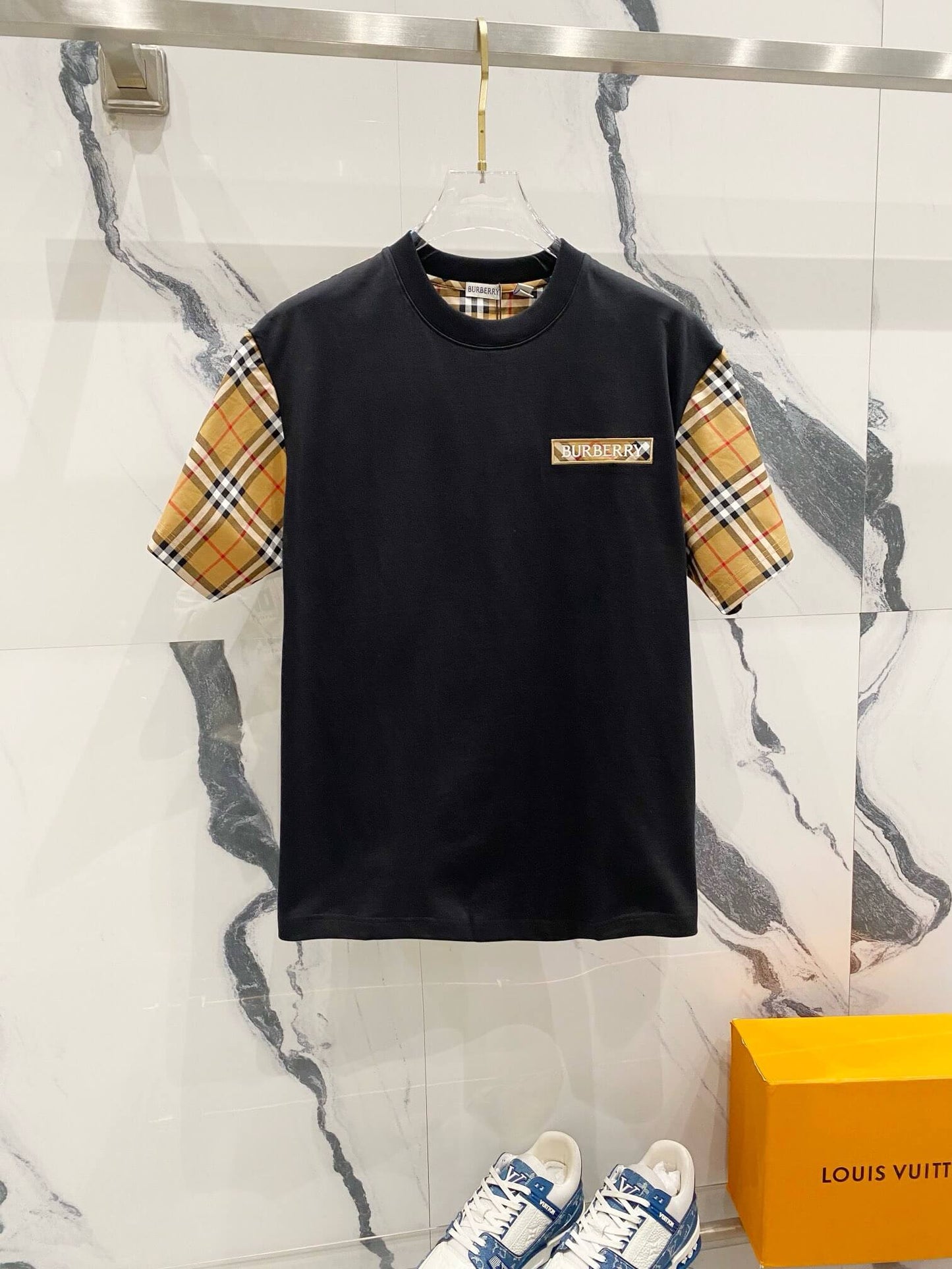 T-Shirt mit karierten Streifen an den Ärmeln
