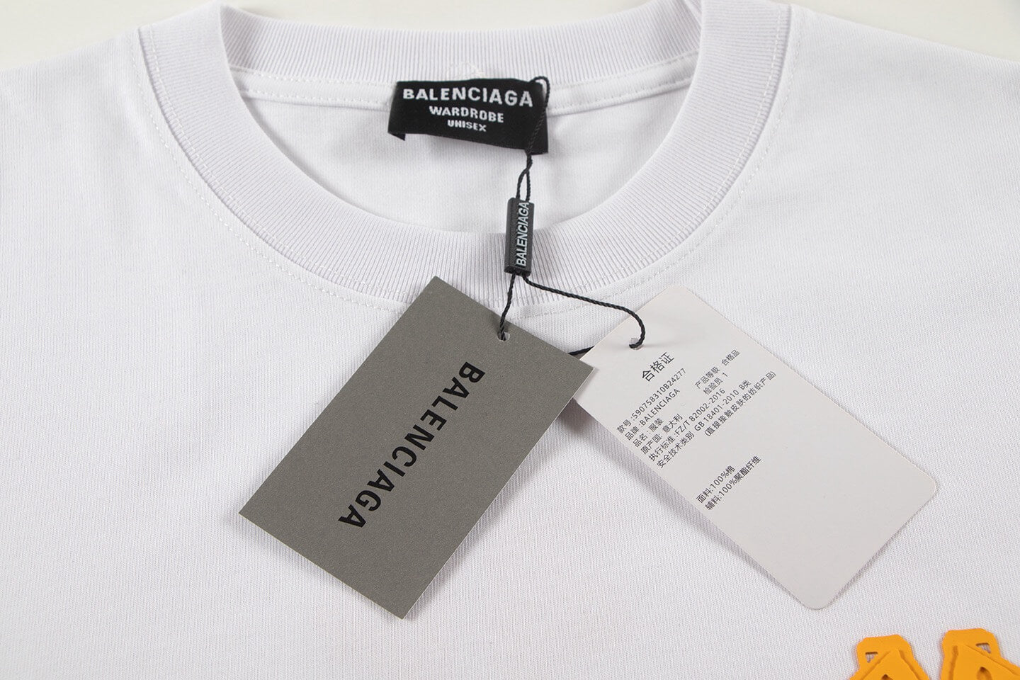 T-shirt avec motif de lettres en silicone