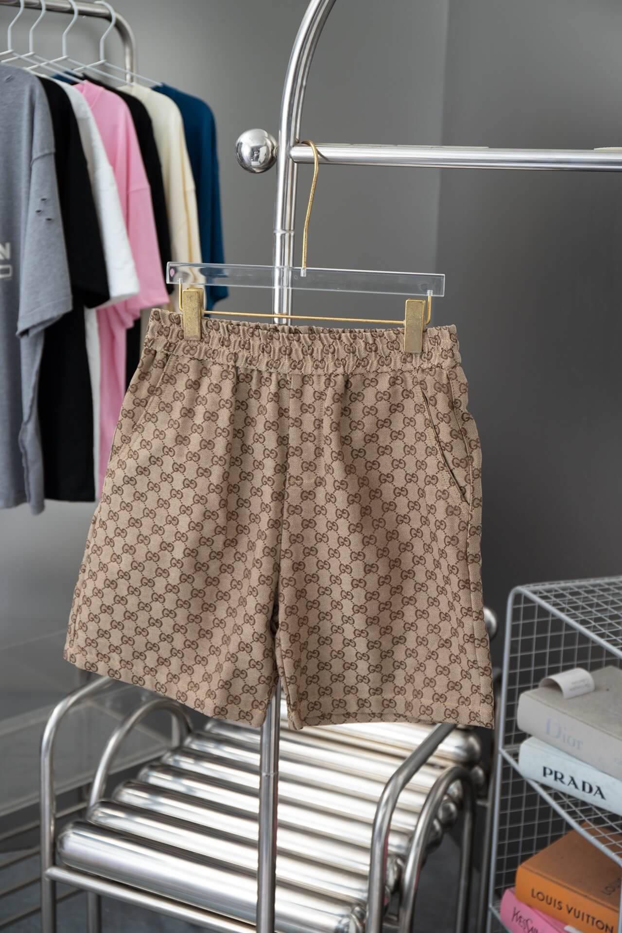 Braune Shorts mit Allover-Print
