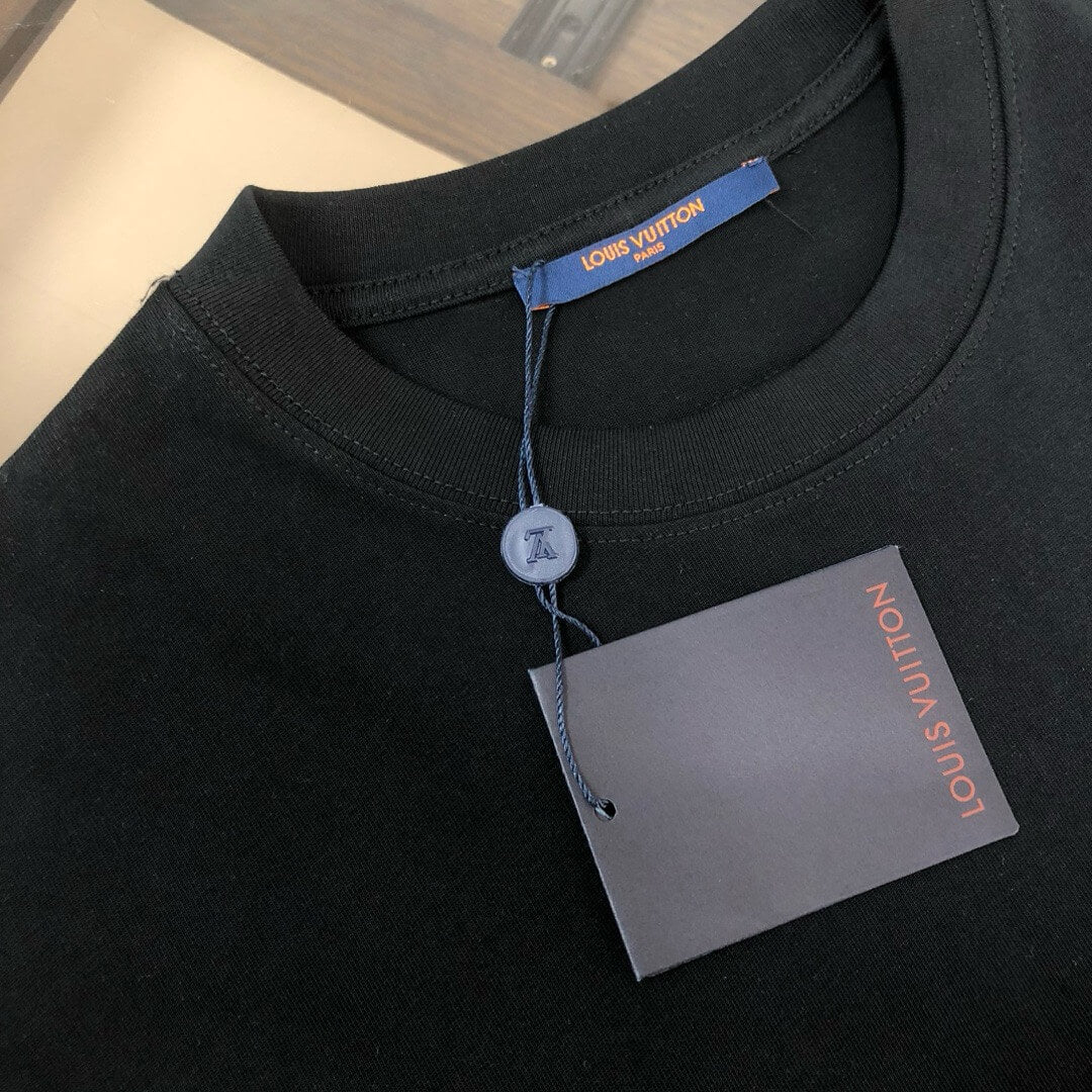T-shirt brodé sur la poitrine