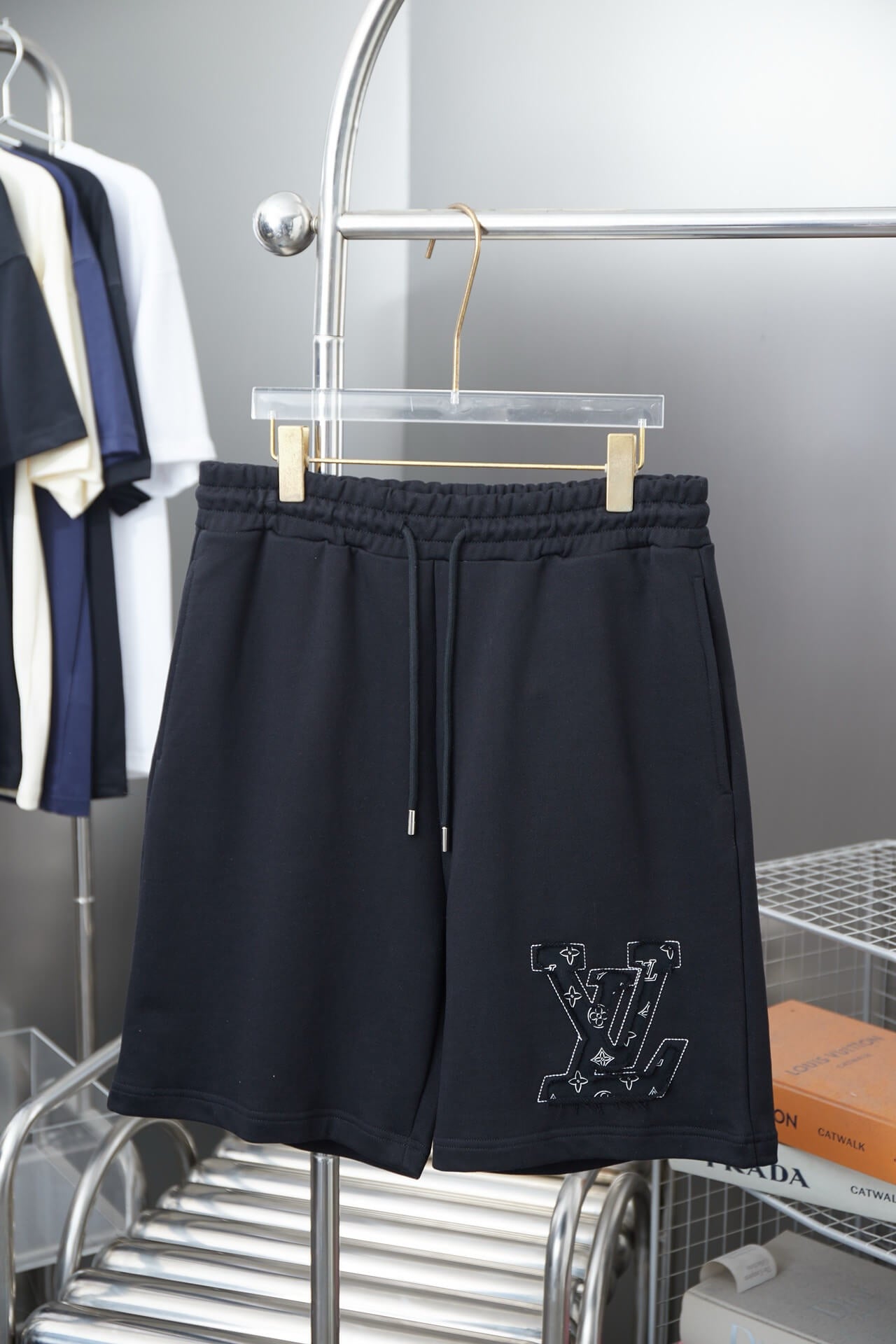 Shorts mit Blütenblatt-Applikation