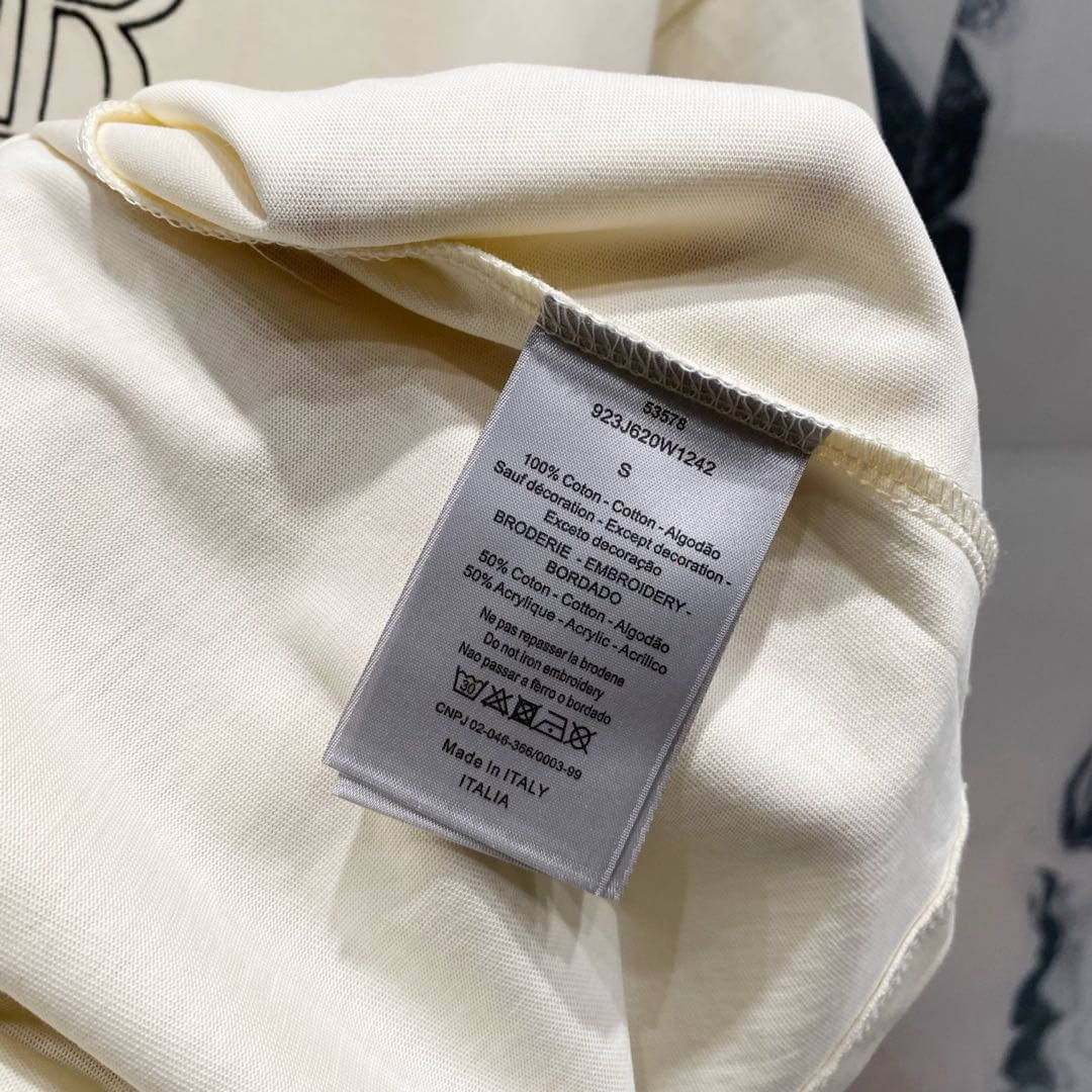 T-shirt brodé avec horloge alphabétique