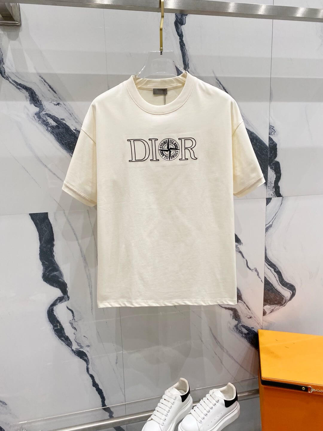 T-shirt brodé avec horloge alphabétique
