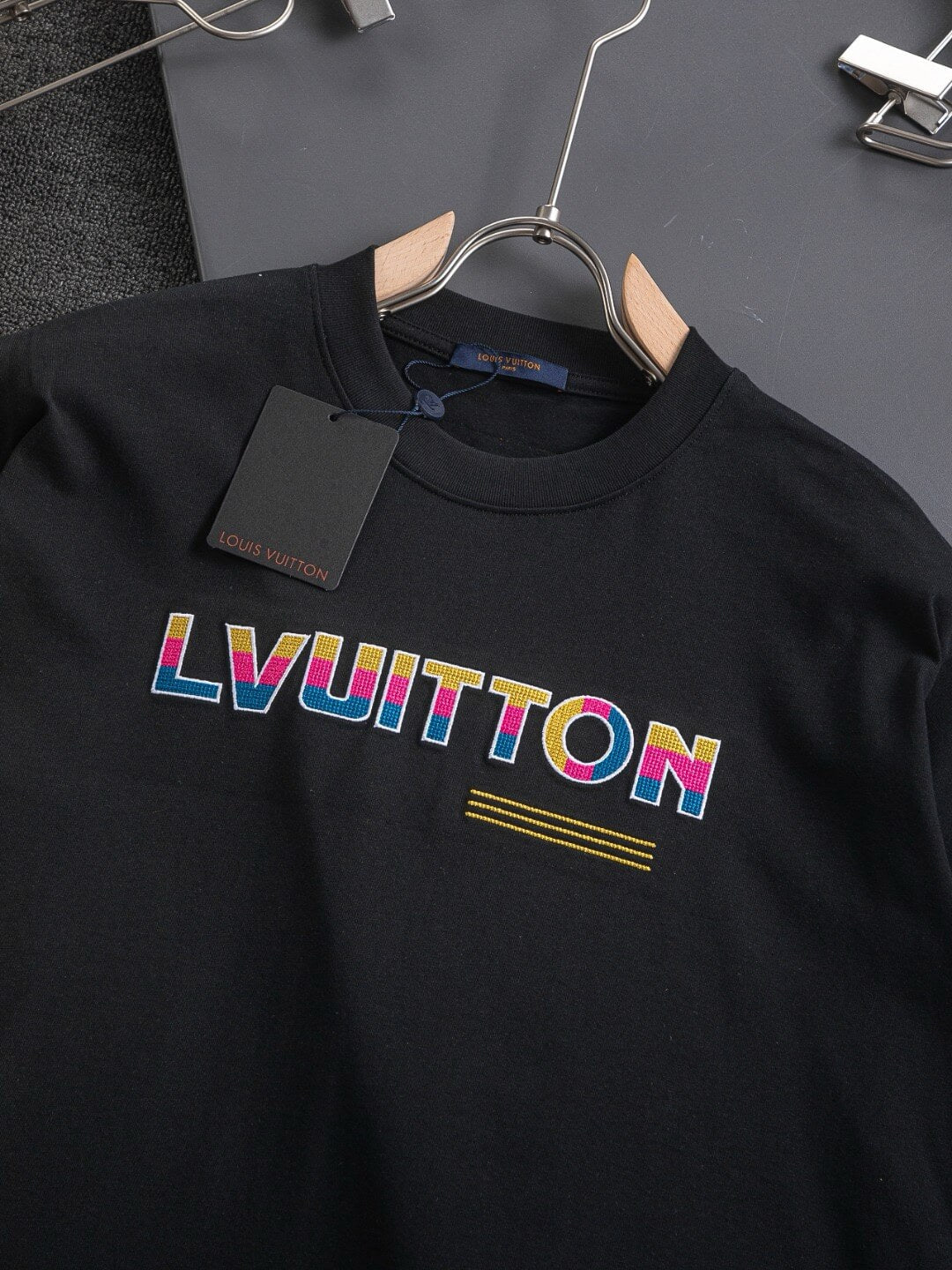 T-shirt brodé à motifs colorés