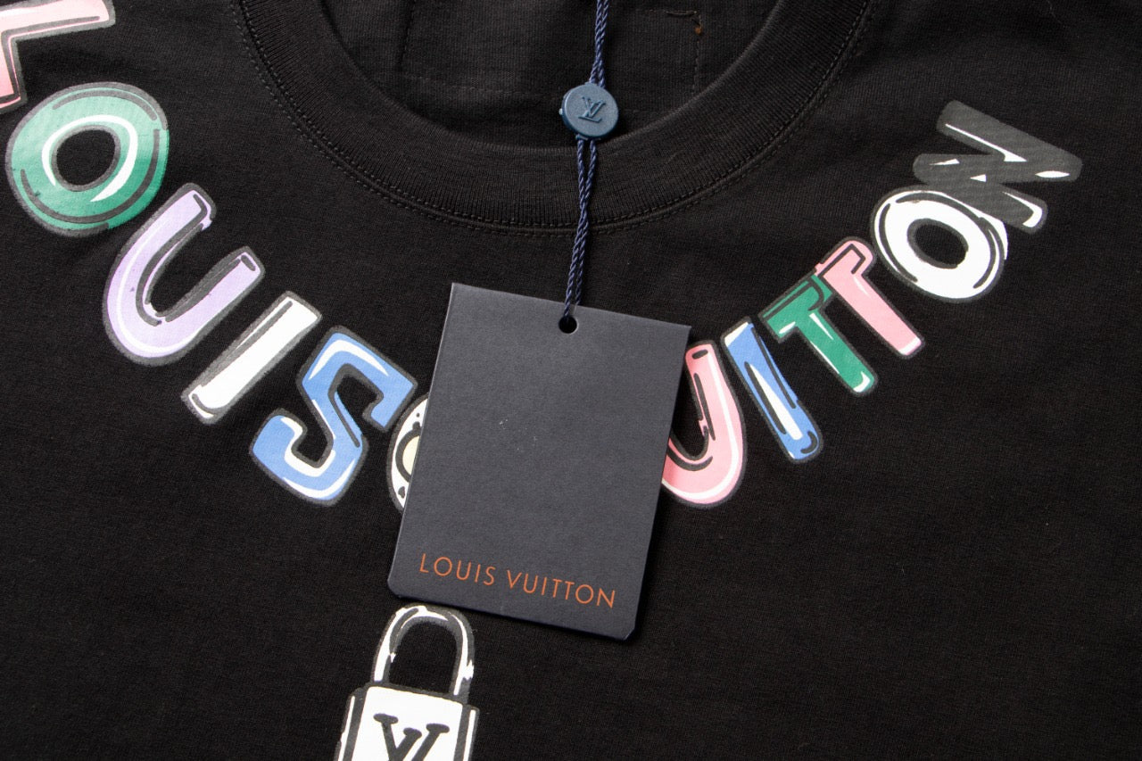 T-shirt imprimé avec collier