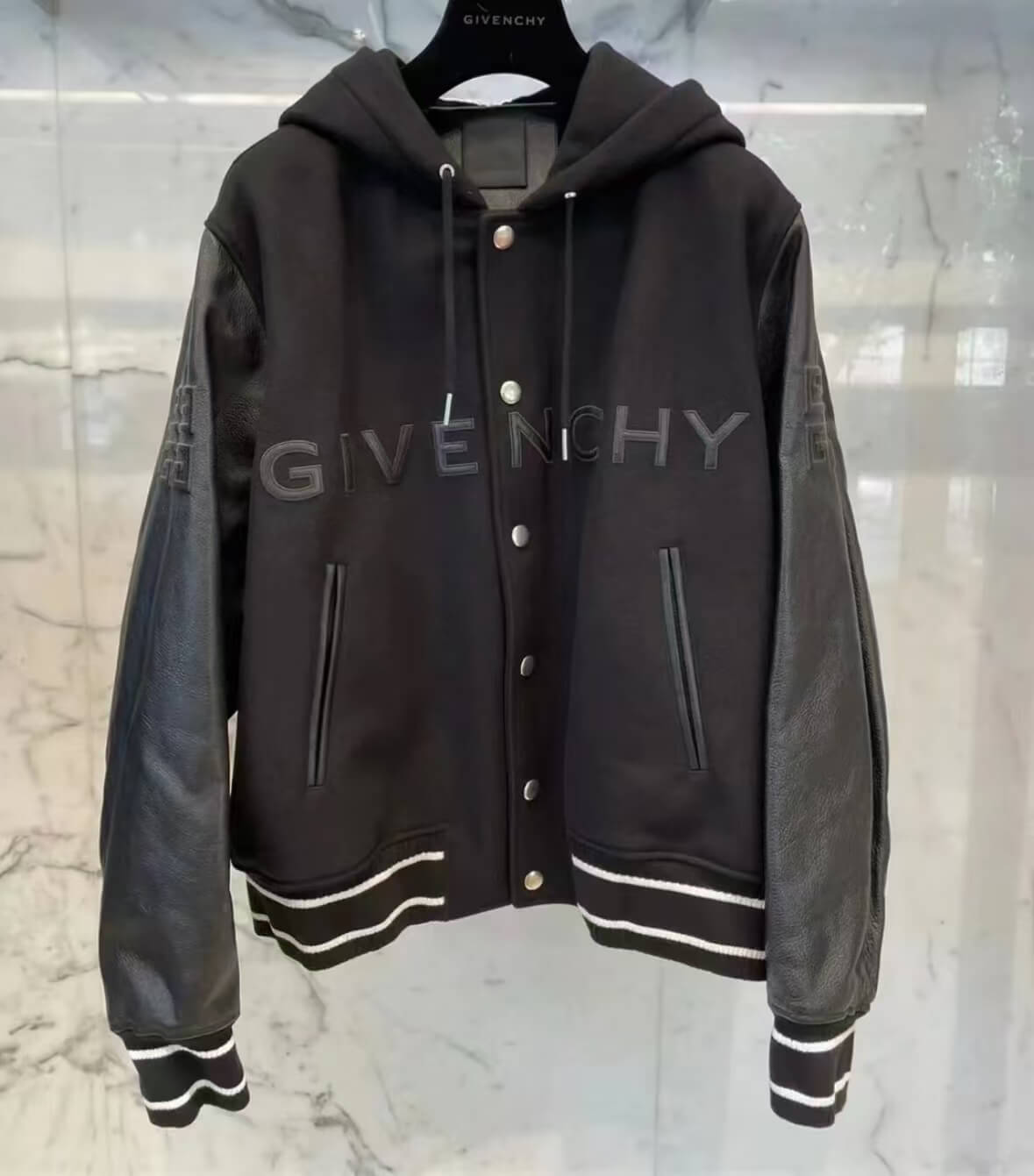Kapuzenjacke mit Reißverschluss im Bahnendesign