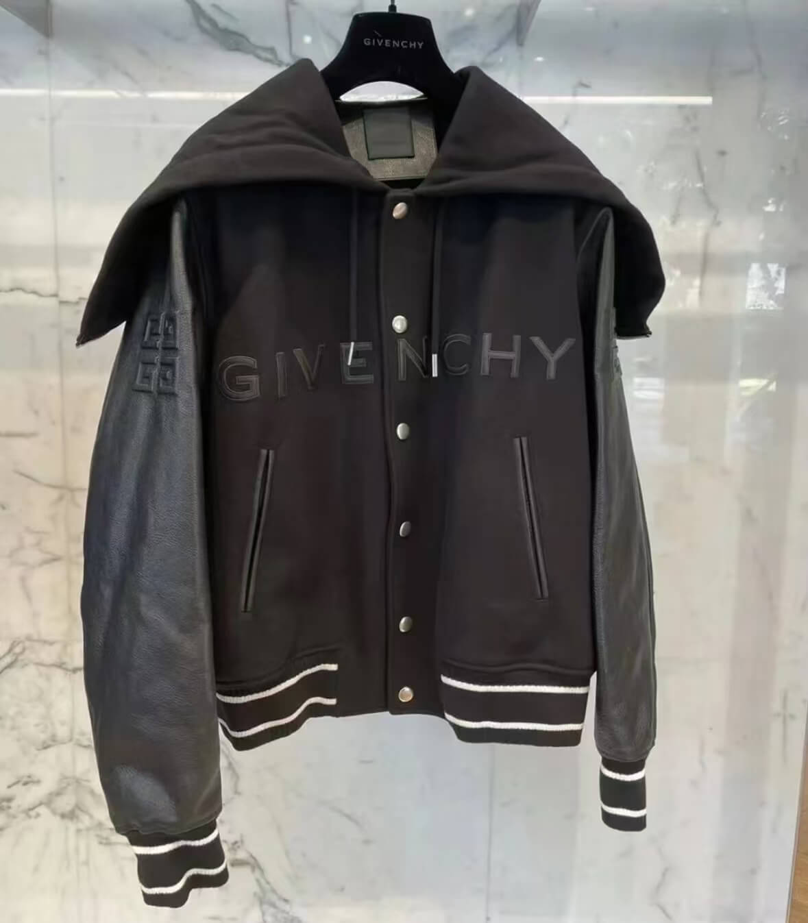 Kapuzenjacke mit Reißverschluss im Bahnendesign