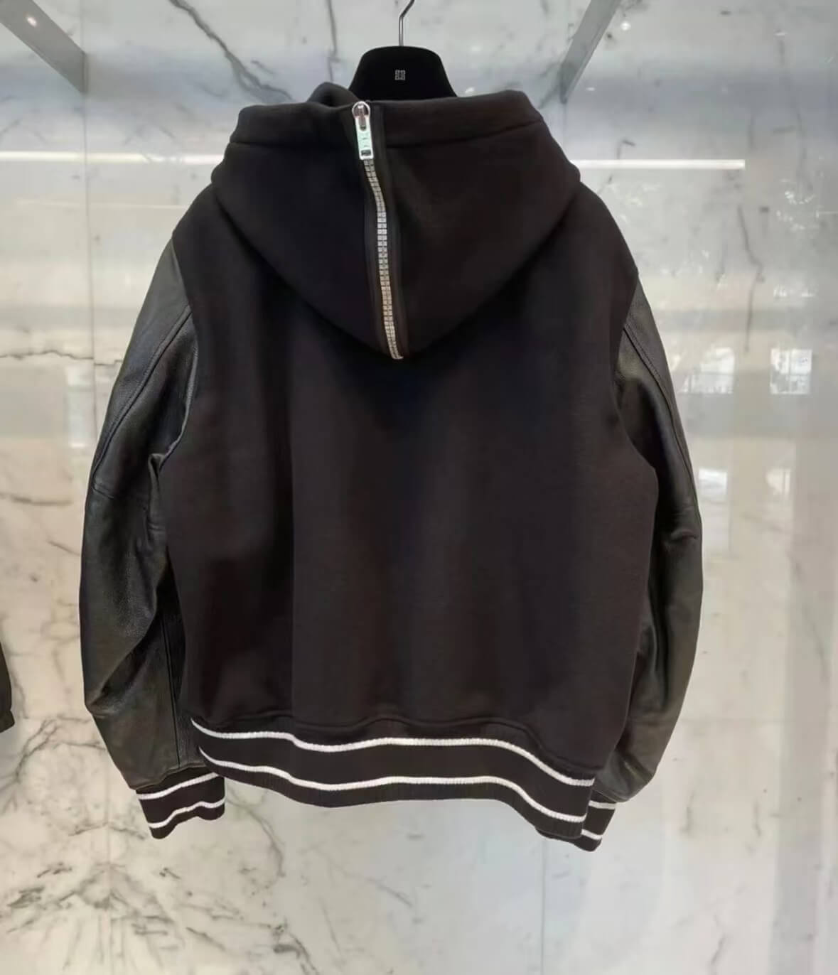 Kapuzenjacke mit Reißverschluss im Bahnendesign
