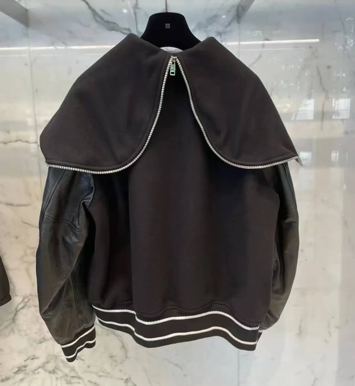 Kapuzenjacke mit Reißverschluss im Bahnendesign