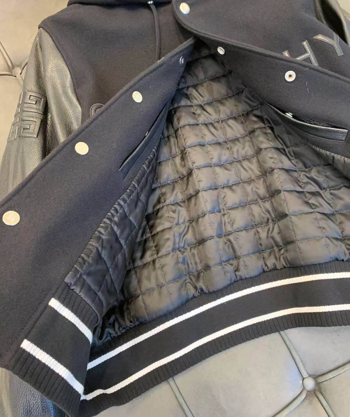 Kapuzenjacke mit Reißverschluss im Bahnendesign