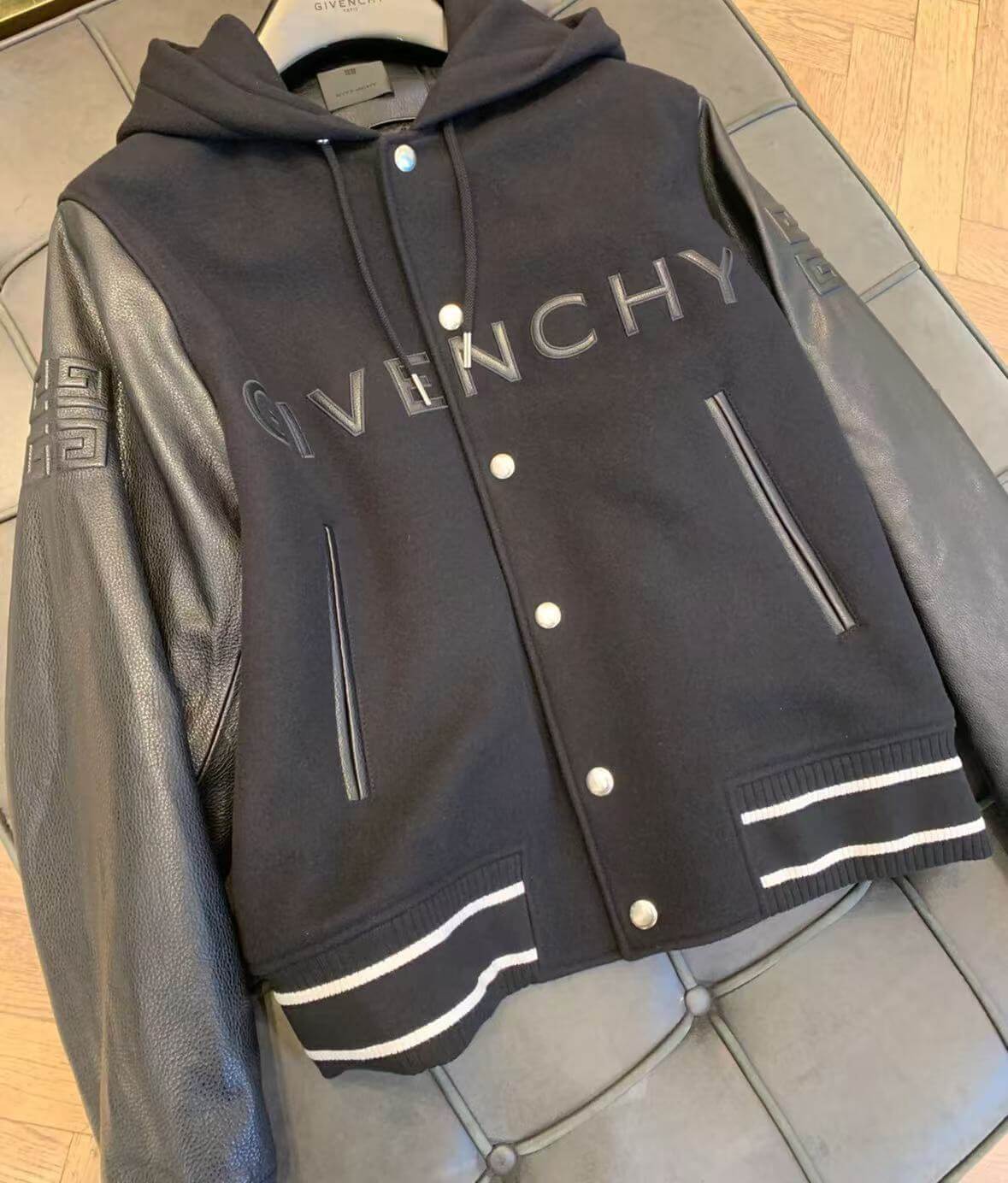 Kapuzenjacke mit Reißverschluss im Bahnendesign