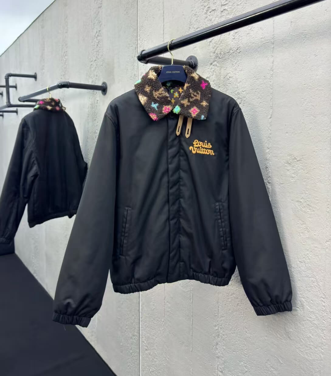 Bomberjacke aus Wildleder mit farbigem Printkragen