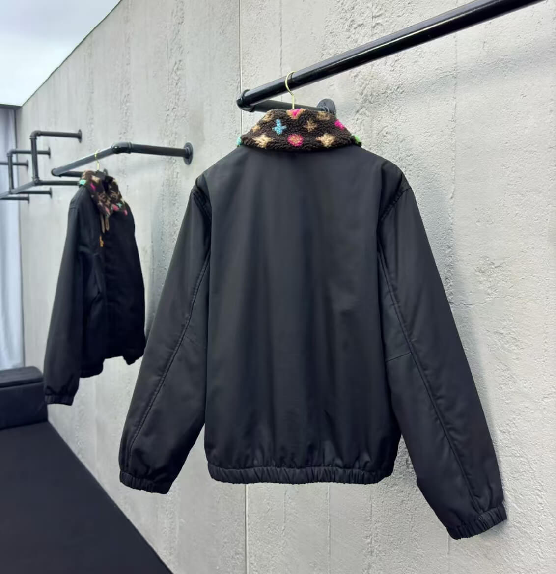 Bomberjacke aus Wildleder mit farbigem Printkragen