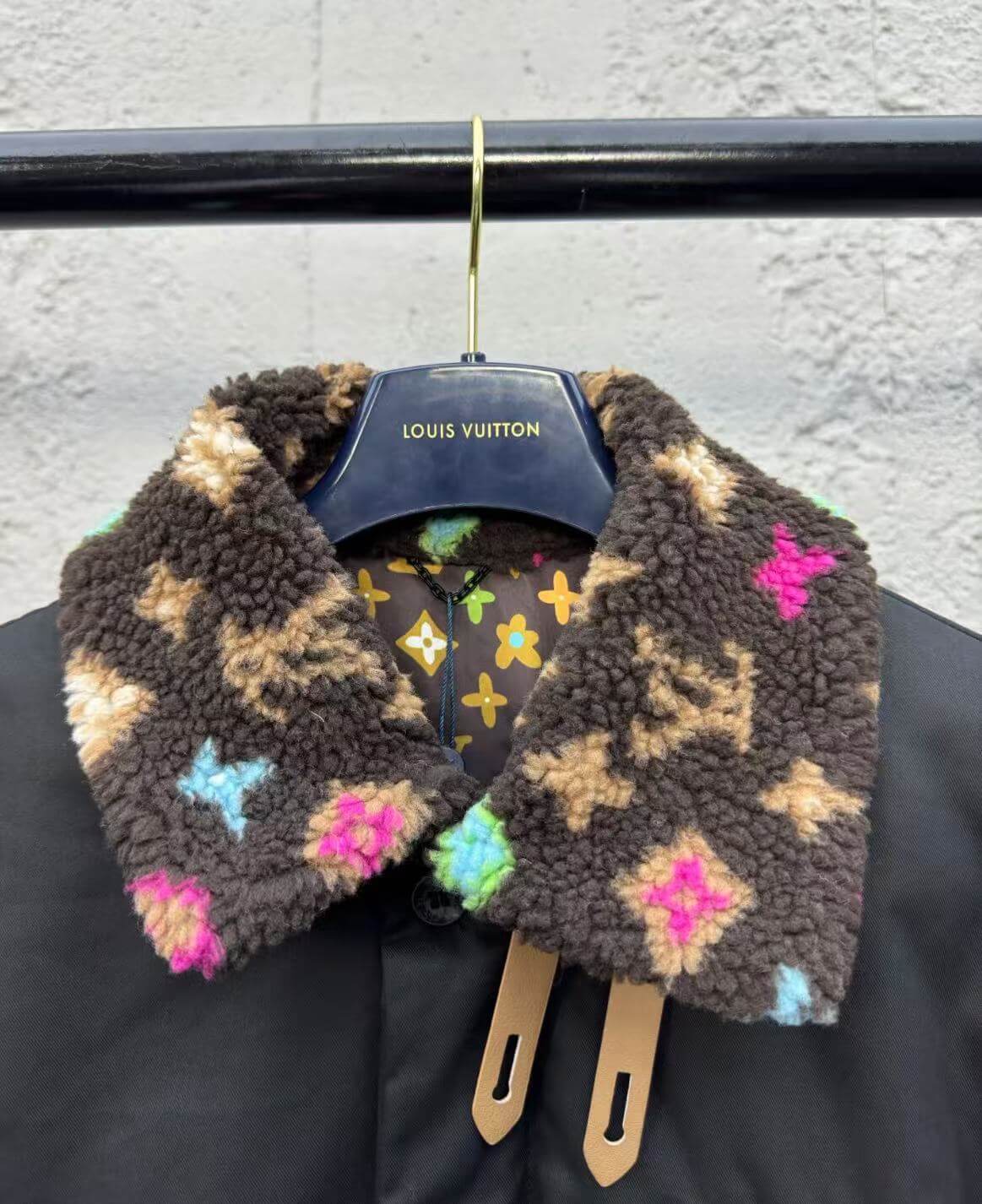 Bomberjacke aus Wildleder mit farbigem Printkragen