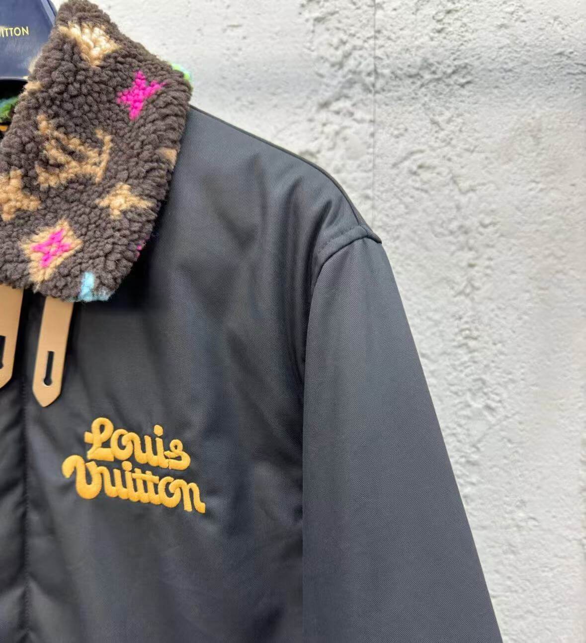 Bomberjacke aus Wildleder mit farbigem Printkragen