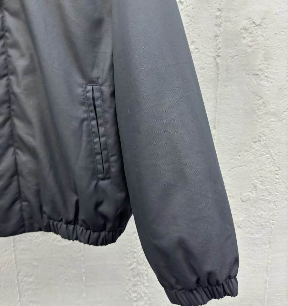 Bomberjacke aus Wildleder mit farbigem Printkragen