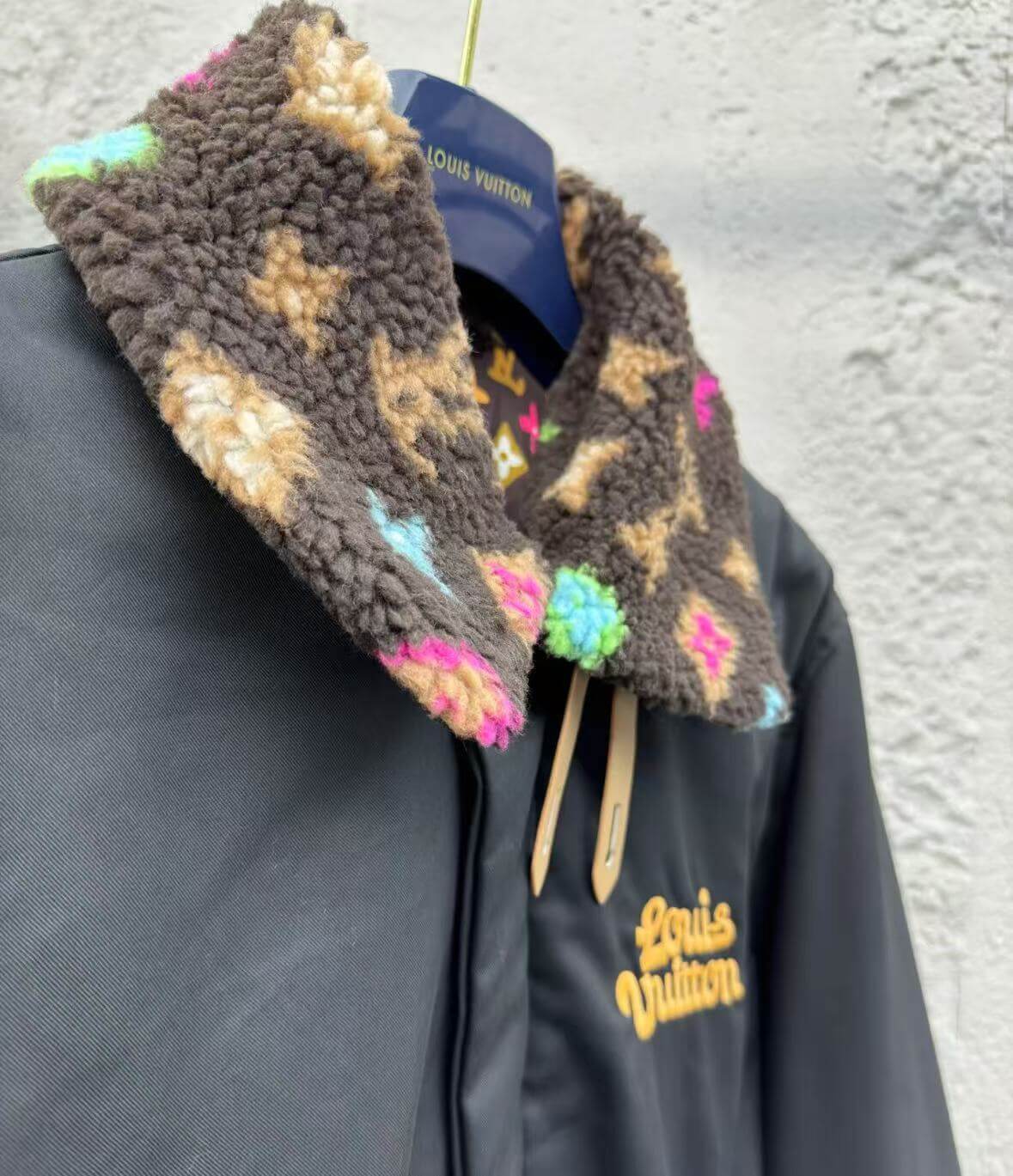 Bomberjacke aus Wildleder mit farbigem Printkragen