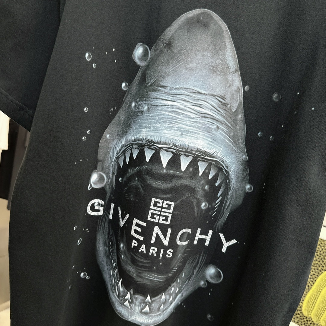 T-shirt à motif requin