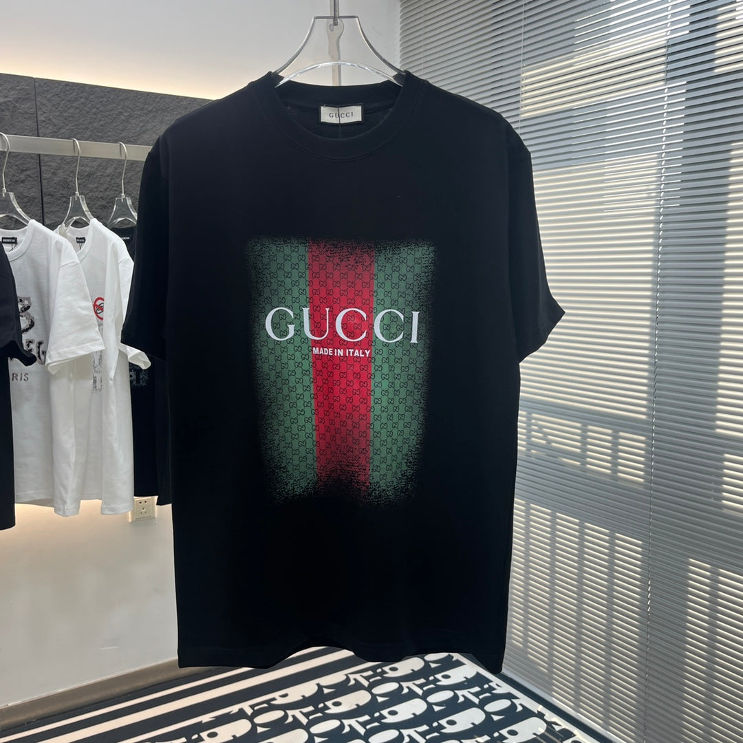 T-shirt imprimé à rayures vertes et rouges