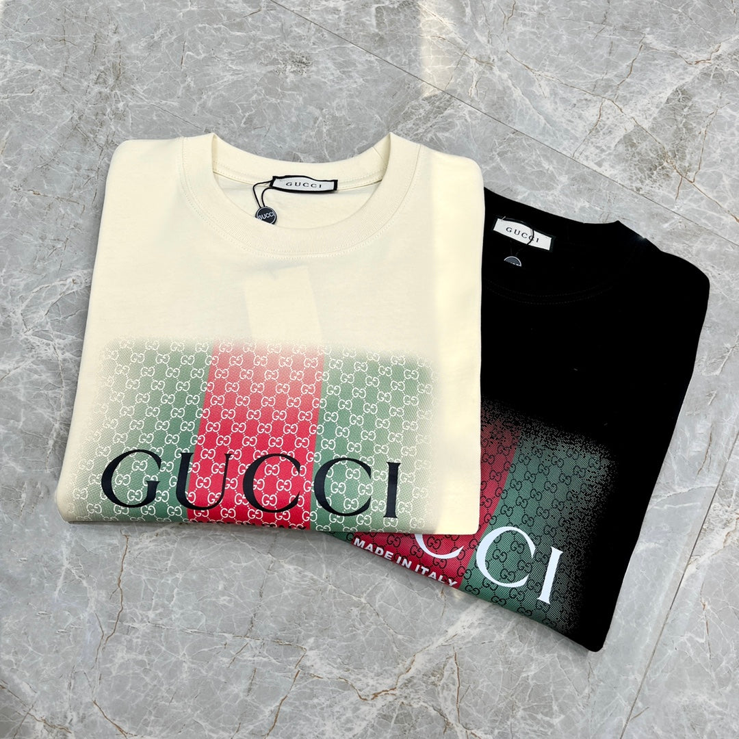 T-shirt imprimé à rayures vertes et rouges