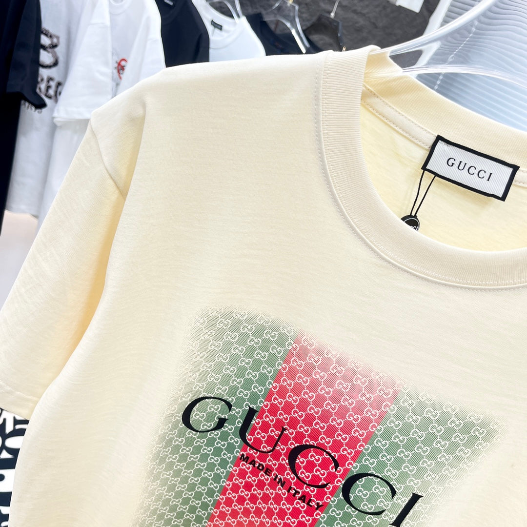 T-shirt imprimé à rayures vertes et rouges