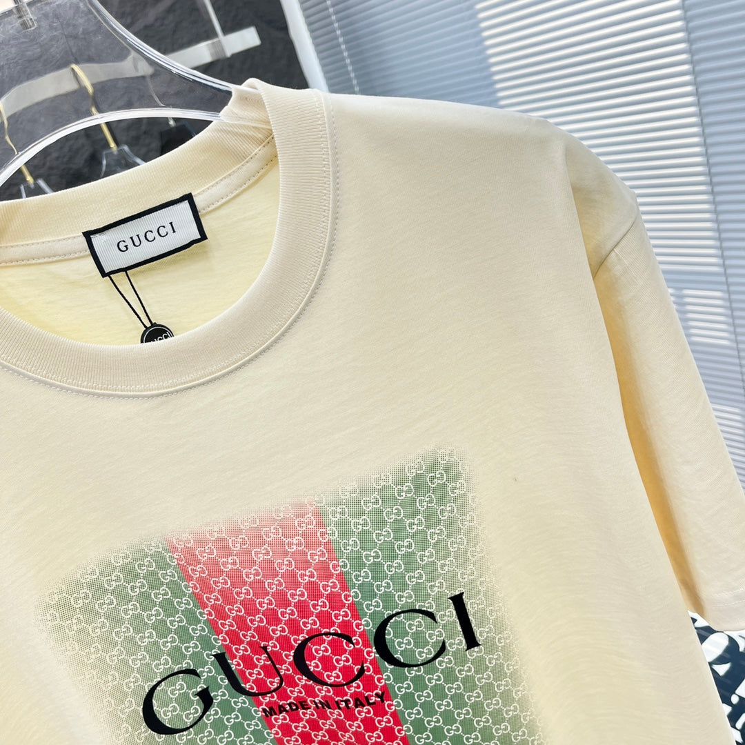 T-shirt imprimé à rayures vertes et rouges