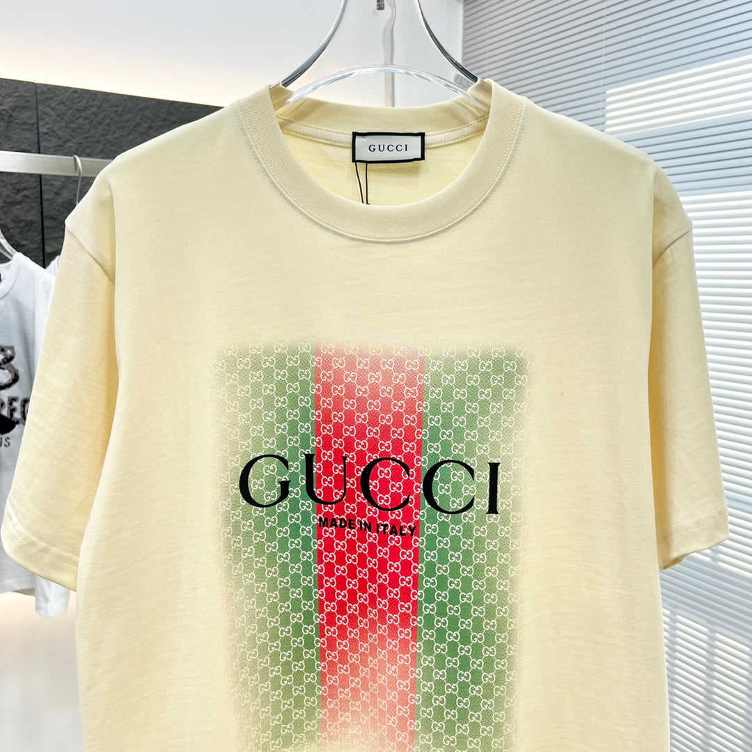 T-shirt imprimé à rayures vertes et rouges