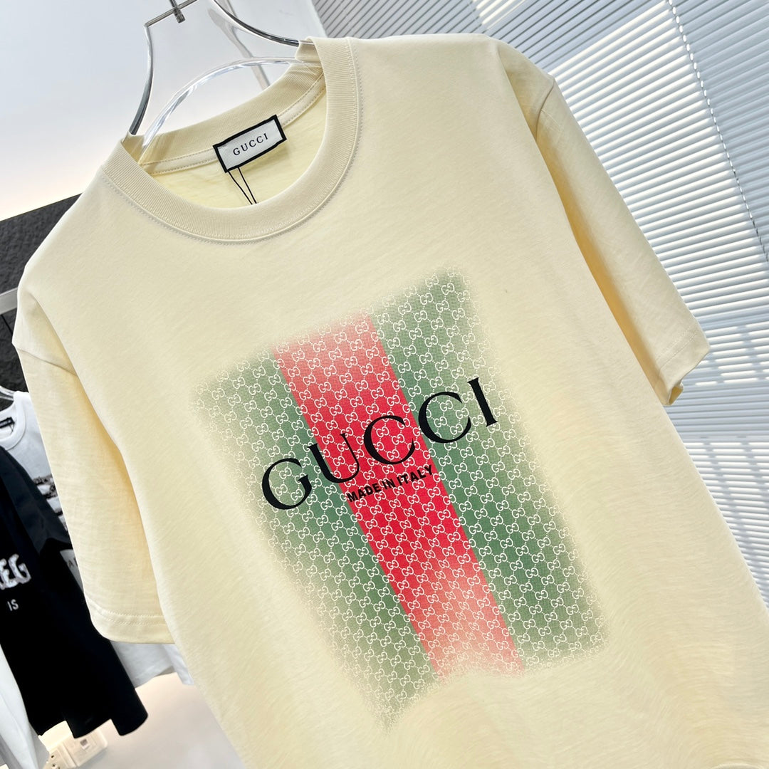 T-shirt imprimé à rayures vertes et rouges