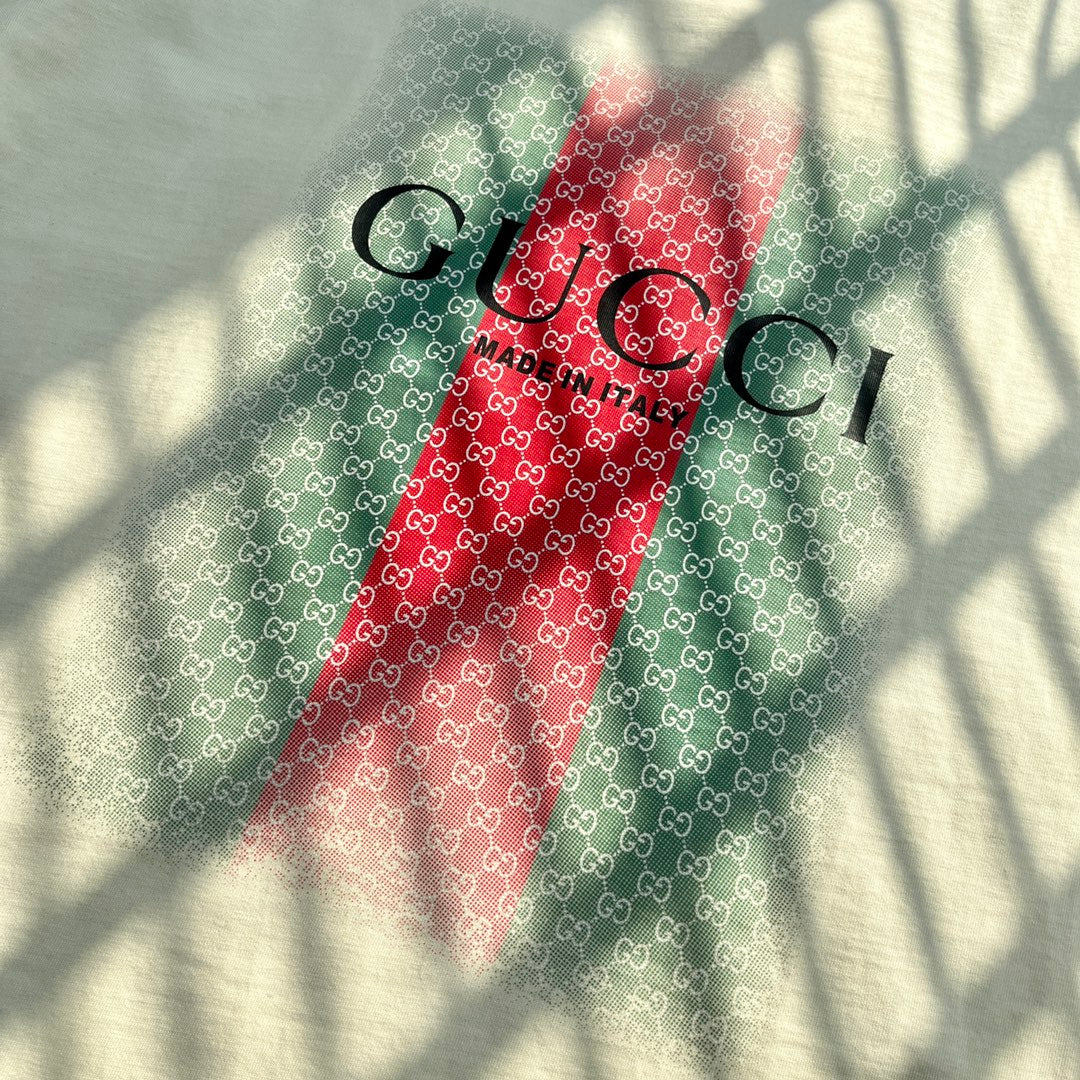 T-shirt imprimé à rayures vertes et rouges