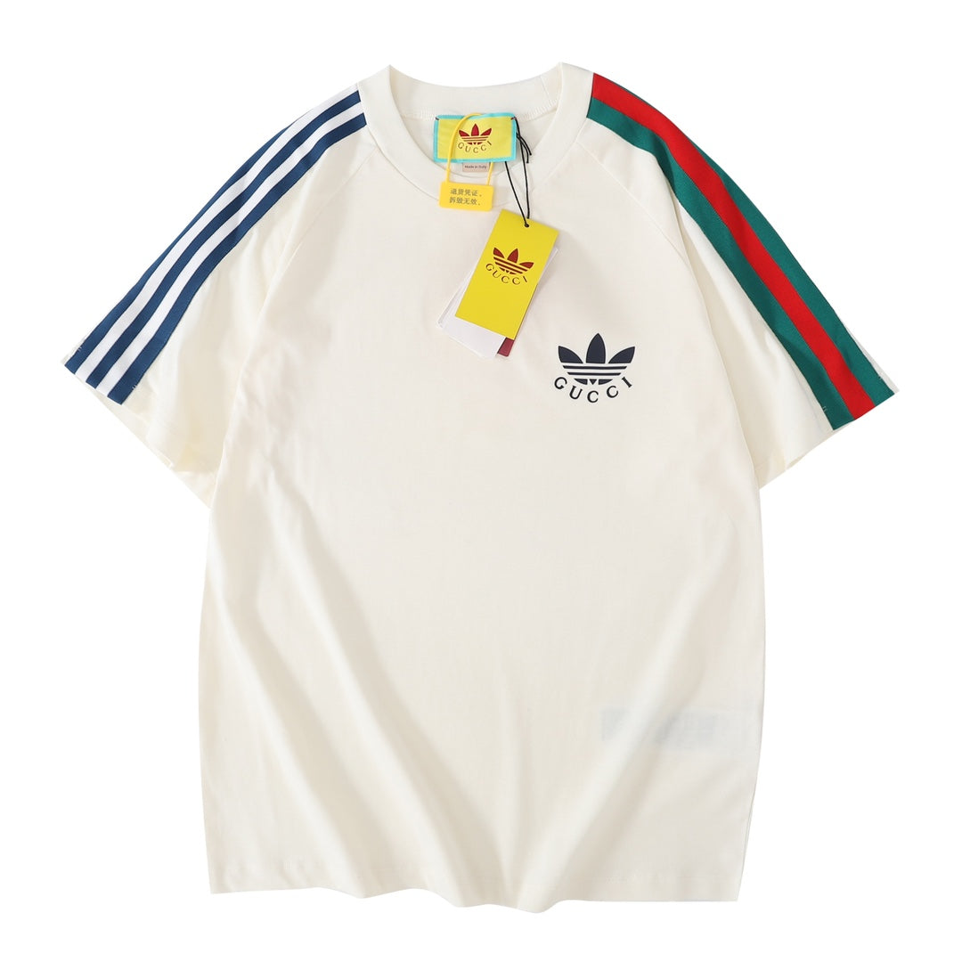 T-shirt à rayures sur les épaules