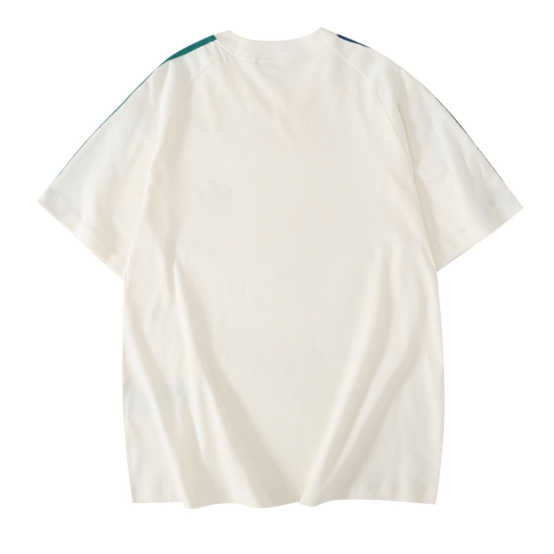 T-shirt à rayures sur les épaules