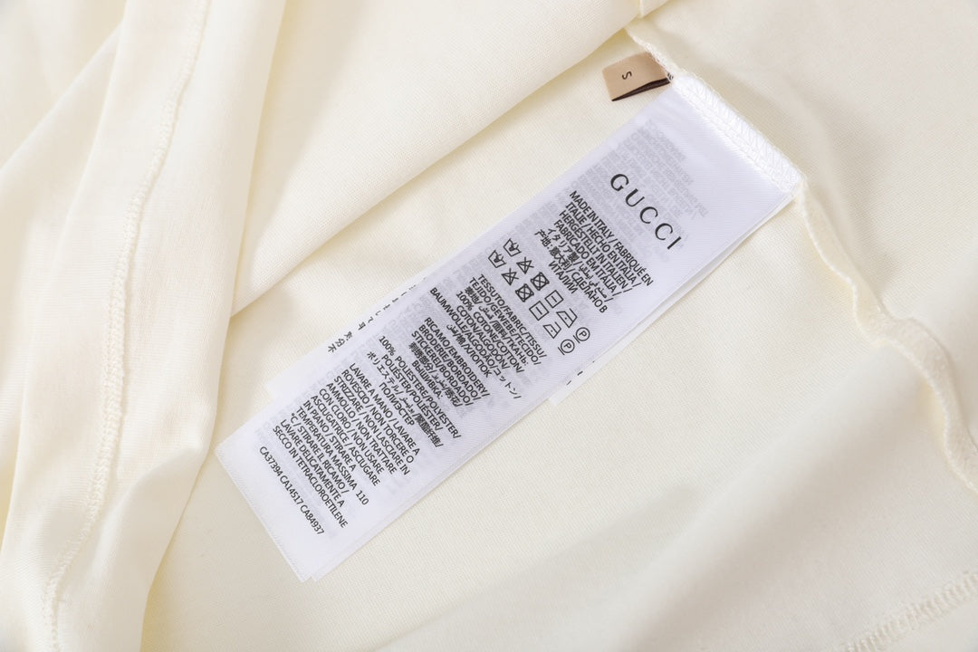 T-shirt à rayures sur les épaules