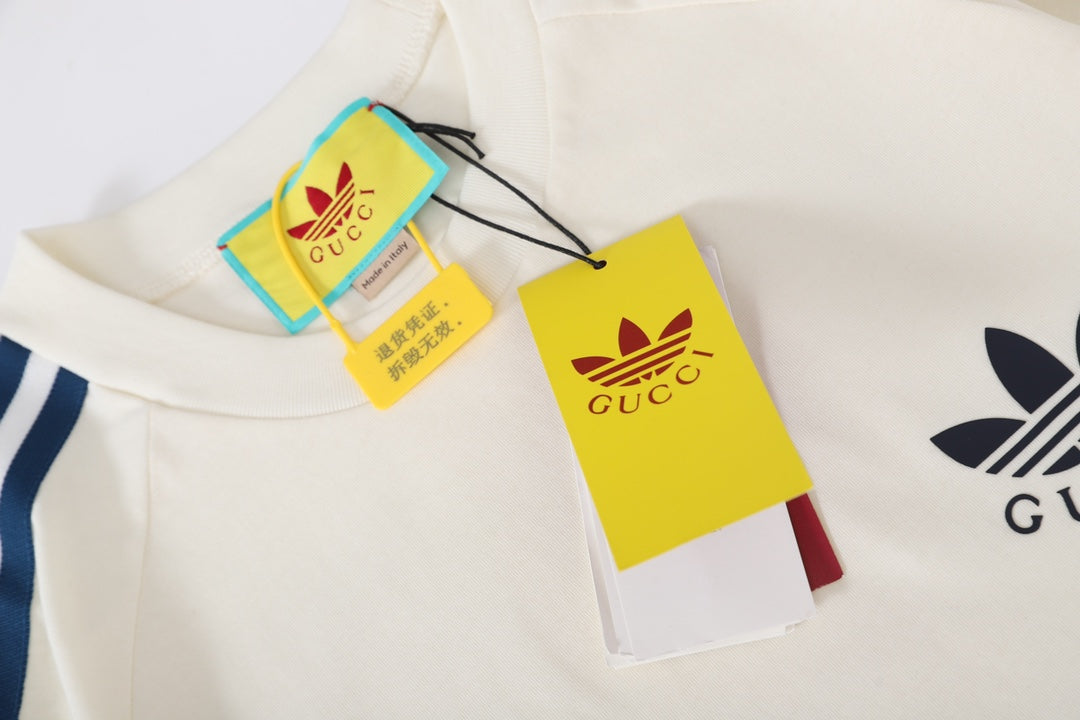 T-shirt à rayures sur les épaules