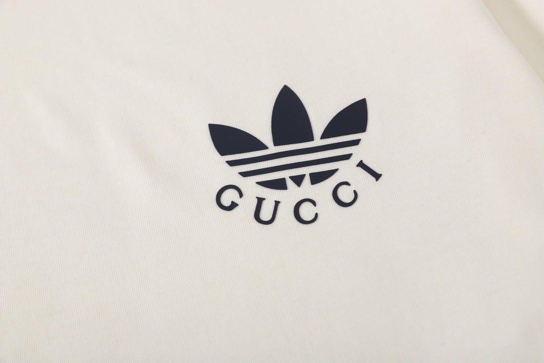 T-shirt à rayures sur les épaules