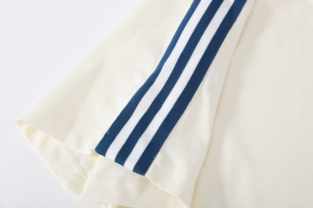 T-shirt à rayures sur les épaules