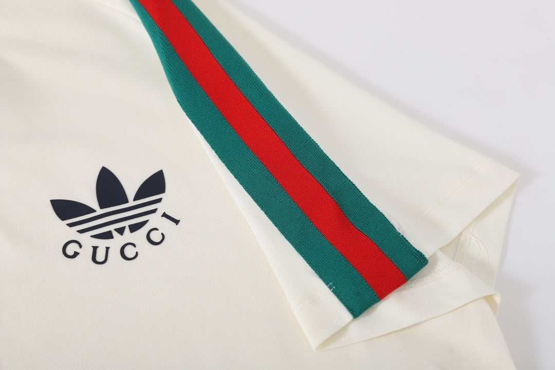 T-shirt à rayures sur les épaules