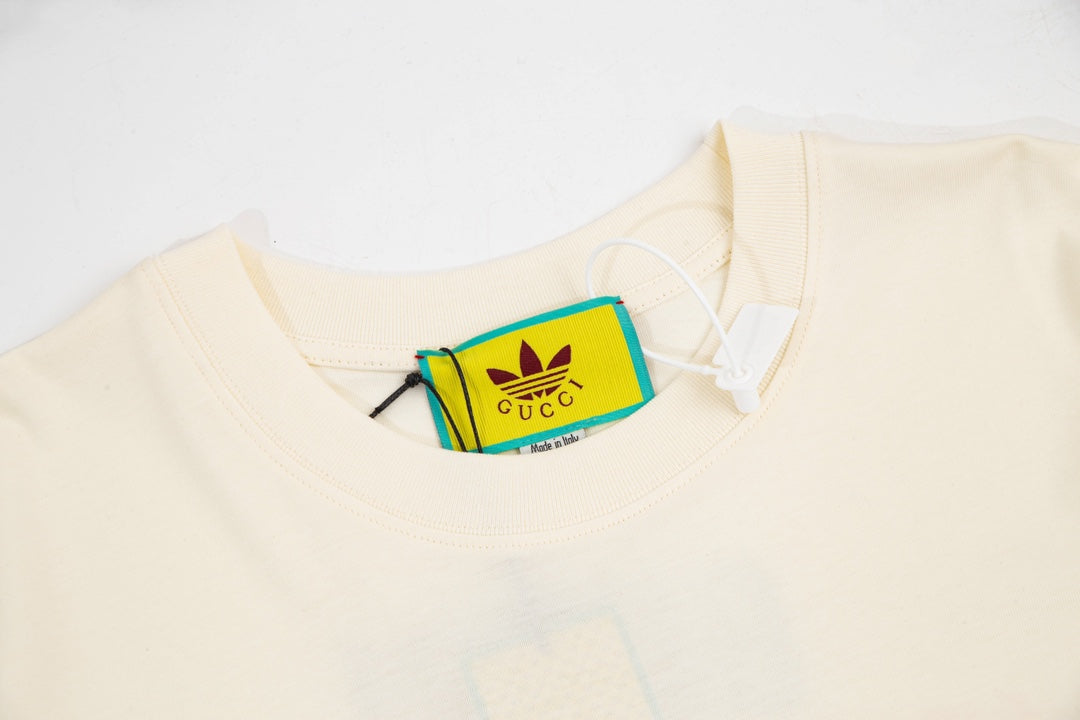 T-shirt à rayures sur les manches