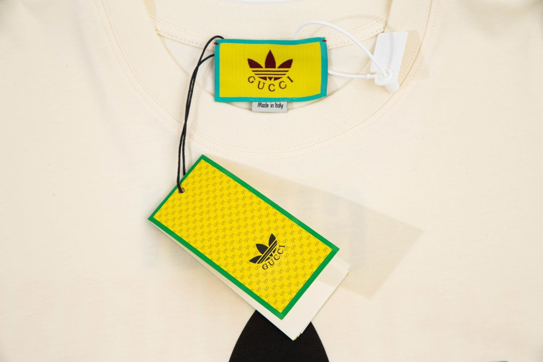 T-shirt à rayures sur les manches