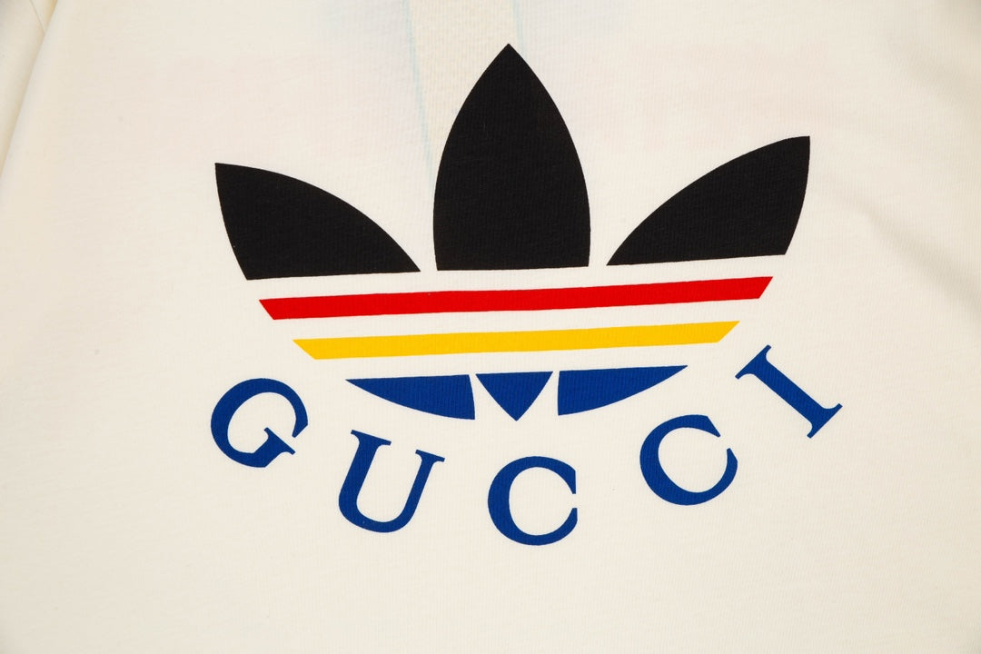 T-shirt à rayures sur les manches