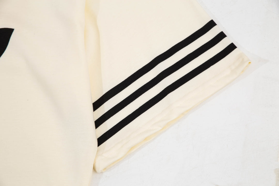 T-shirt à rayures sur les manches