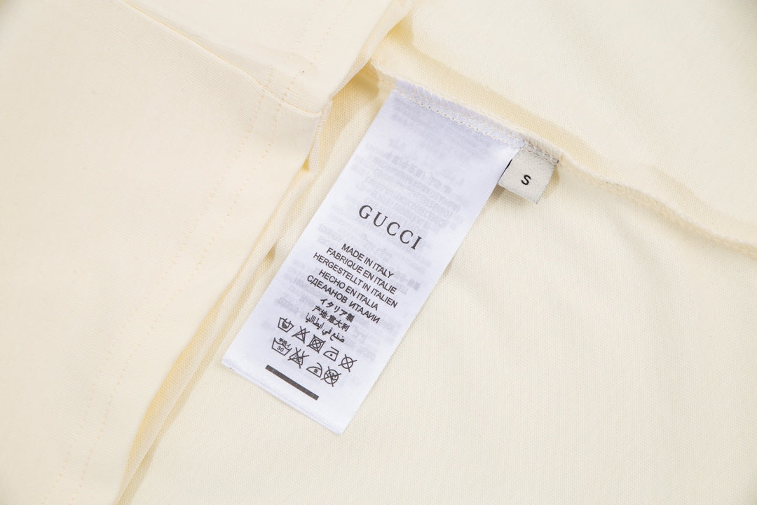 T-shirt à rayures sur les manches