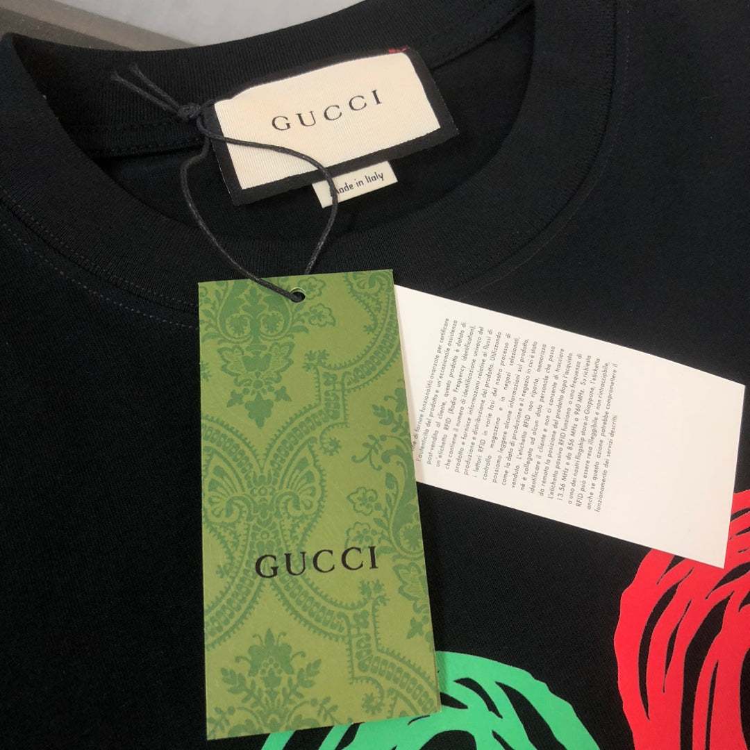 T-shirt imprimé rouge et vert