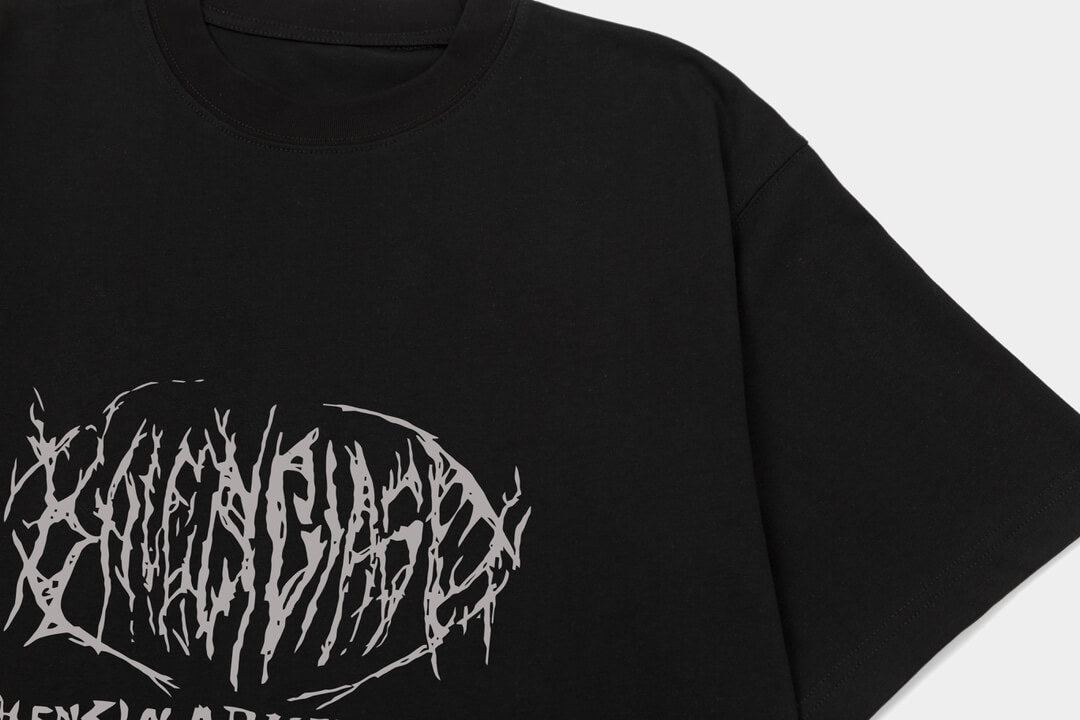 T-shirt avec lettres dessinées à la main