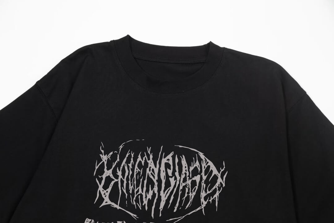 T-shirt avec lettres dessinées à la main