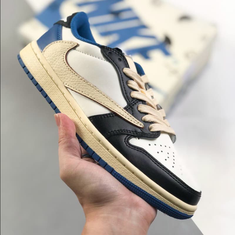 Schwarze und blaue Low-Top-Sneaker im Colorblock-Design