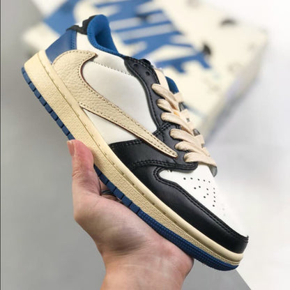 Schwarze und blaue Low-Top-Sneaker im Colorblock-Design