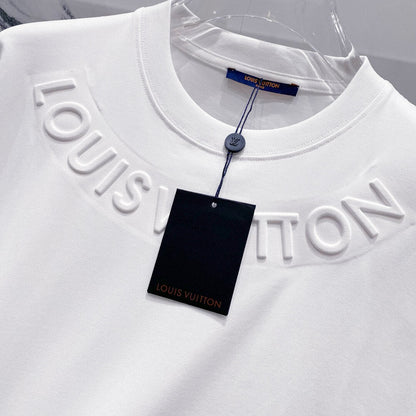 T-shirt avec lettres tridimensionnelles