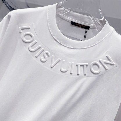 T-shirt avec lettres tridimensionnelles