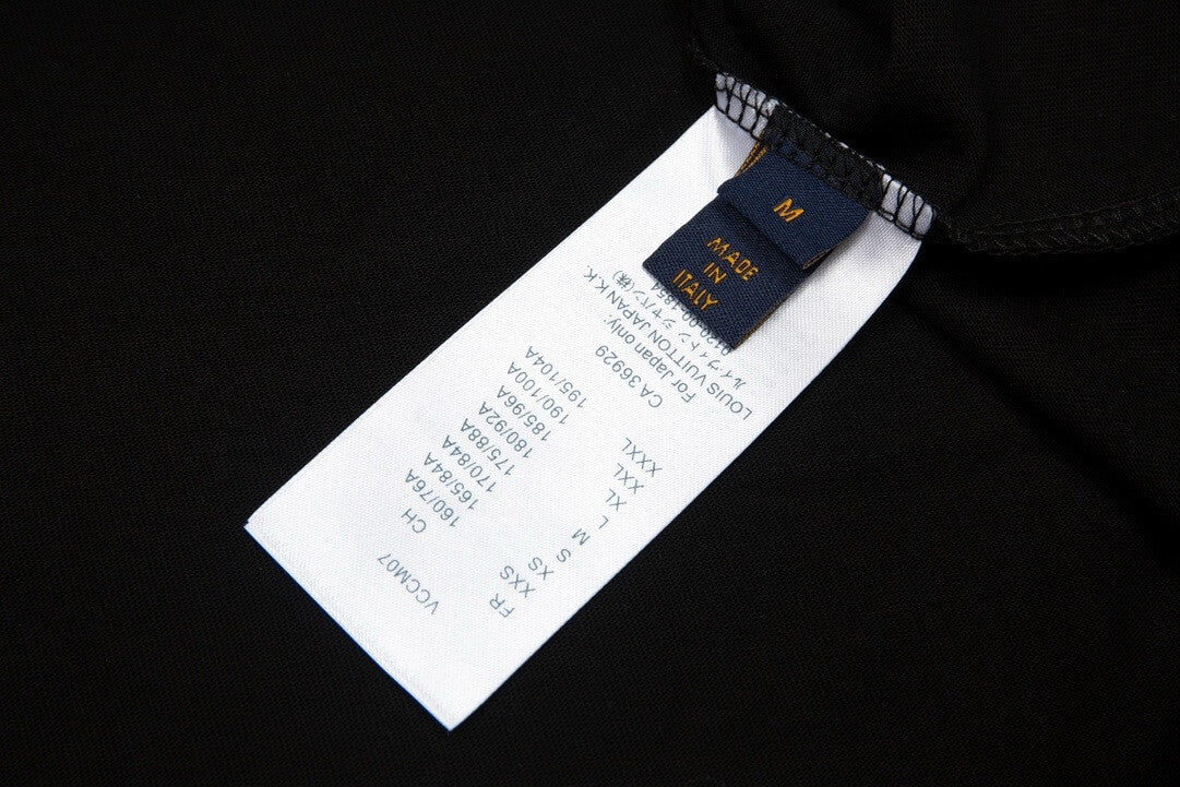 Buntes T-Shirt mit klassischem Aufdruck